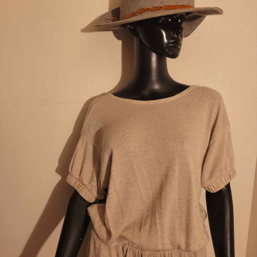 Super cute super cute and comfy jumper with tie back, size medium.